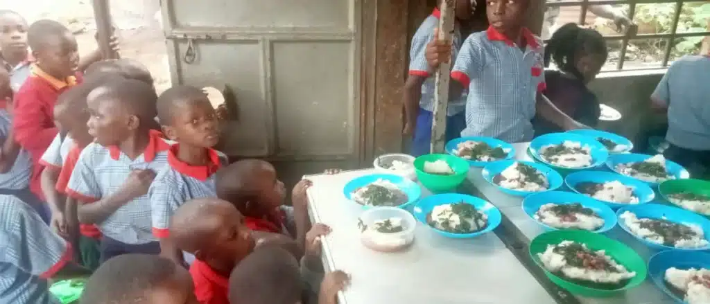 children queieing for food